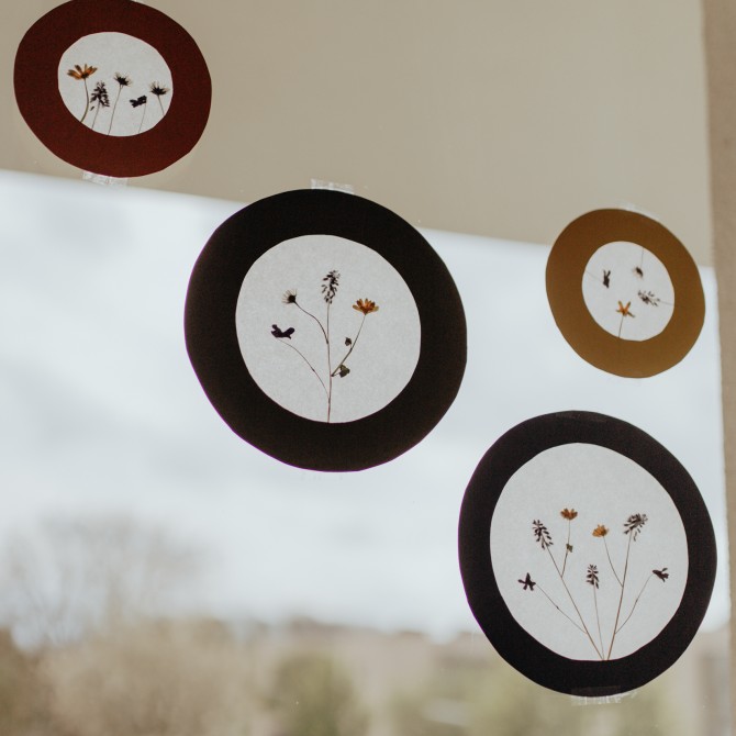 Frühlings-DIY: Fensterbilder mit getrockneten Blumen