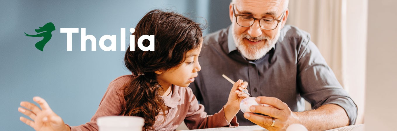 Kind malt mit Mann Ostereier an