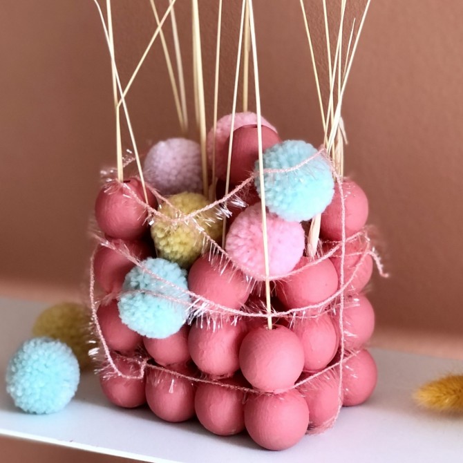 Bunte Sommer-Trockenblumen in der Design-Holzkugel-Vase