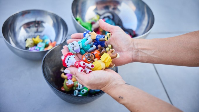 Spielfiguren aus Eis befreien