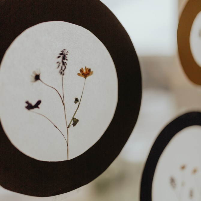 Frühlings-DIY-Fensterbilder mit getrockneten Blumen