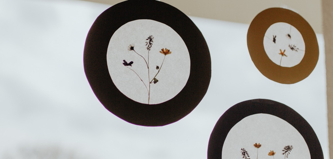 Frühlings-DIY-Fensterbilder mit getrockneten Blumen