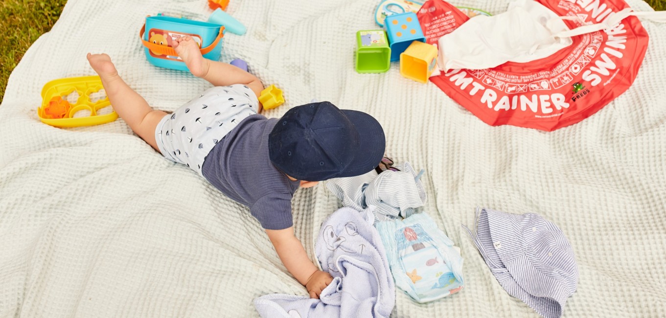 Baby auf Decke draußen