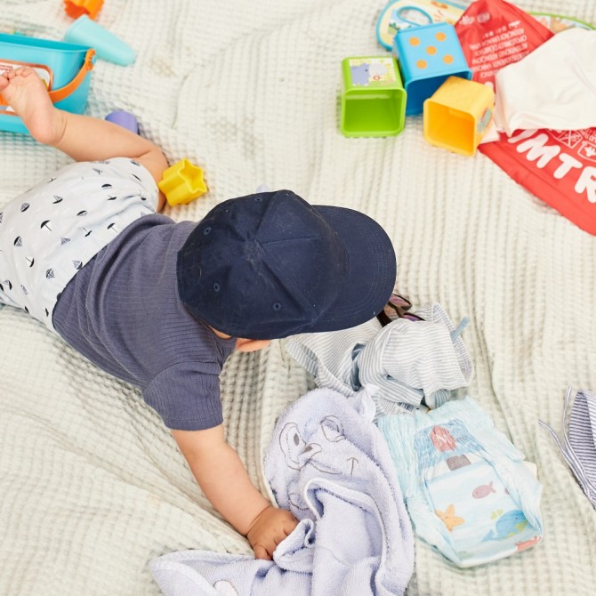 Baby auf Decke draußen