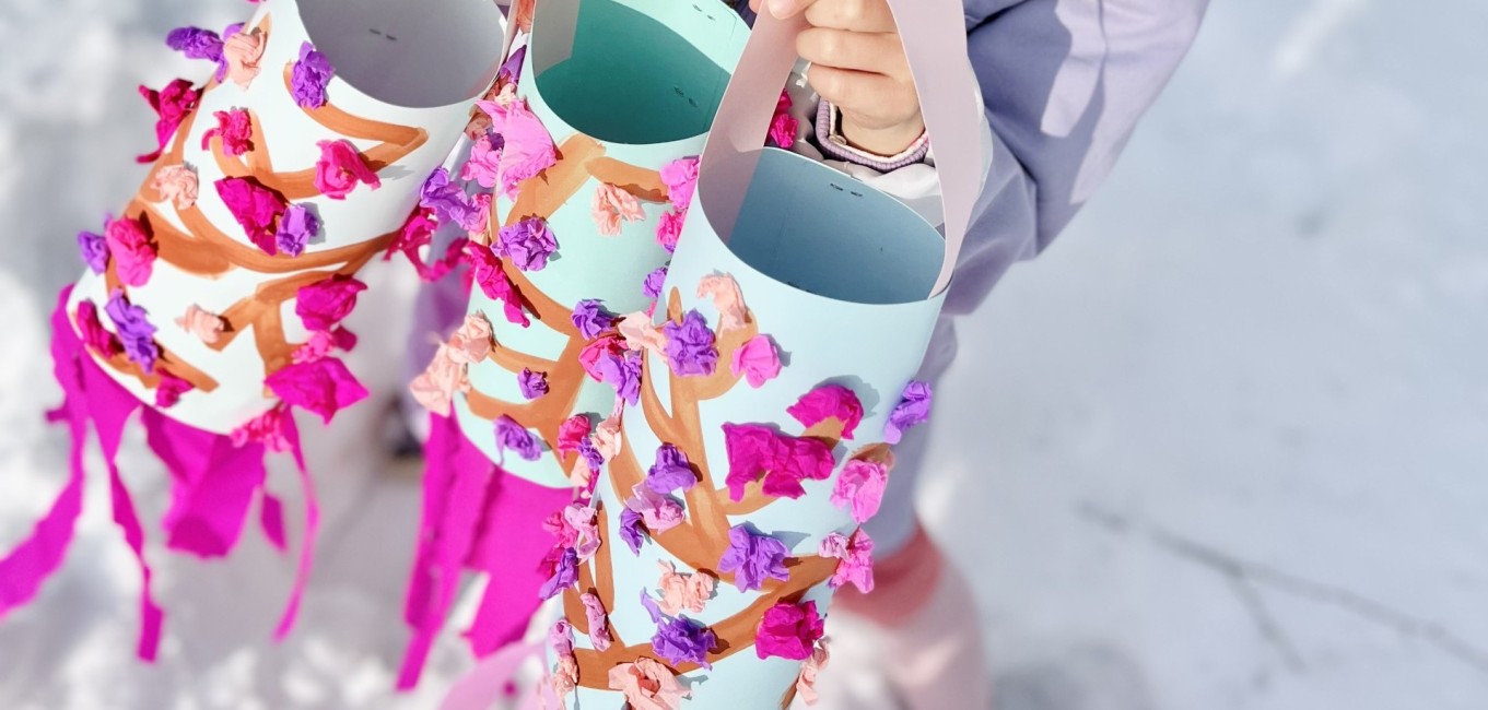 Frühlingsbasteln: Kirschblüten-Windsäcke