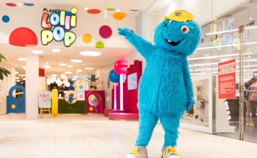 Happy vor dem Eingang ins PLANET LOLLIPOP huma eleven