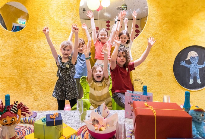 Kinder feiern im Planet Lollipop