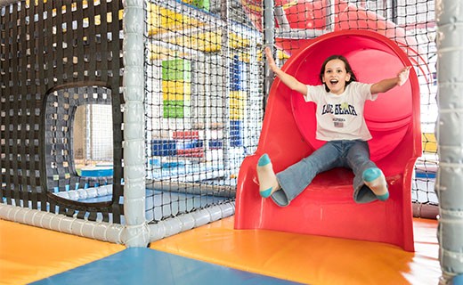 Mädchen rutscht im Planet Lollipop