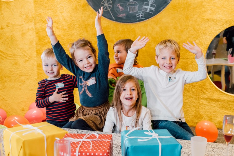 Kinder feiern eine Party im PLANET LOLLIPOP