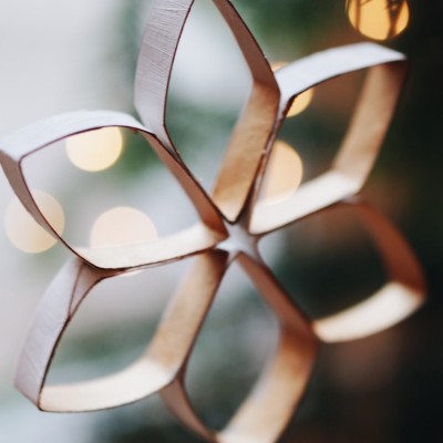 Christbaumanhänger in Sternform.