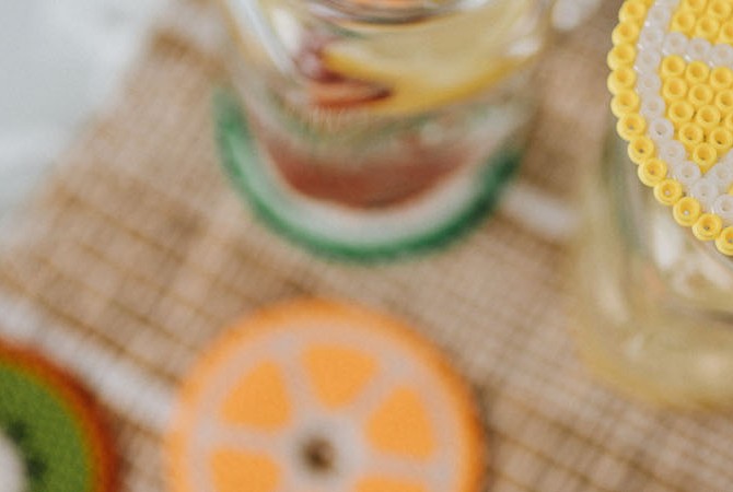 Sommer DIY: Untersetzer und Getränkeschutz aus Bügelperlen