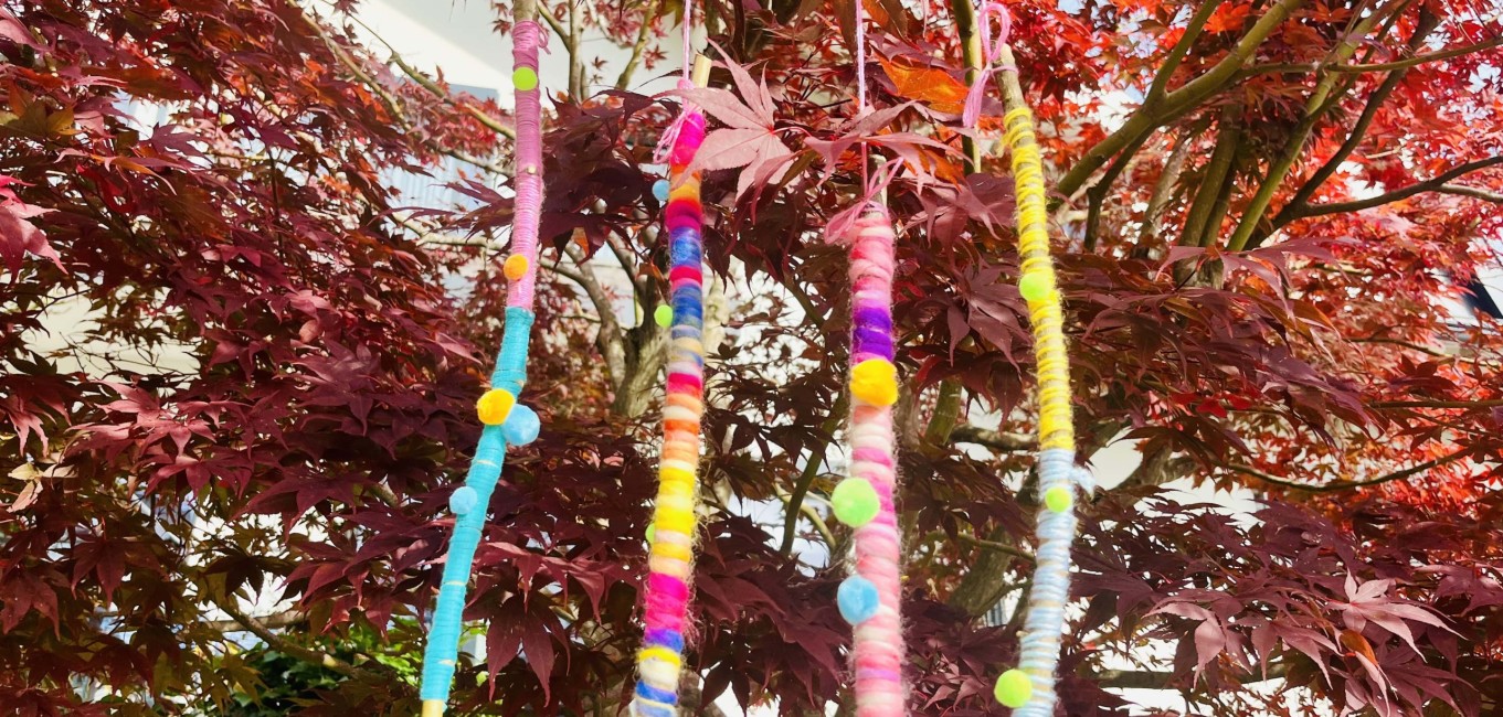 Unser kunterbuntes Zweige-Mobile – für Drinnen & Draußen.