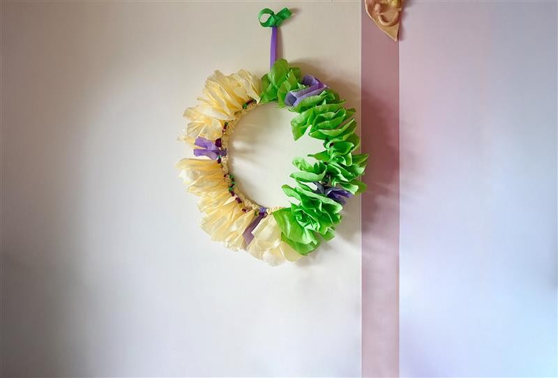 Ein Blumenkranz aus Krepppapier – für immer und ewig