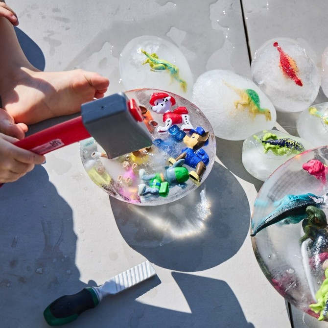 Spielfiguren aus Eis befreien