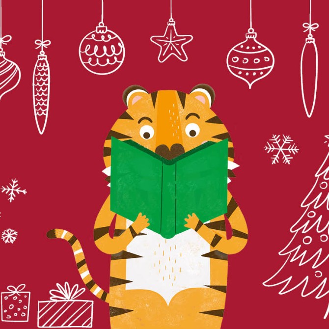 Illustration eines freundlichen Tigers, der ein grünes Buch hält und darin liest. Der Hintergrund ist weihnachtlich gestaltet: Auf rotem Grund hängen weiße, gezeichnete Weihnachtskugeln und Sterne von oben herab. Um den Tiger herum befinden sich stilisierte Schneeflocken, Geschenkpakete und ein geschmückter Weihnachtsbaum.