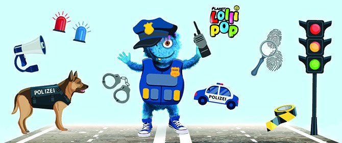 Das Maskottchen Happy in Polizei-Uniform und um ihn herum verschiedene Polizei-Objekte, wie Handschellen, Blaulicht, Polizeihund...