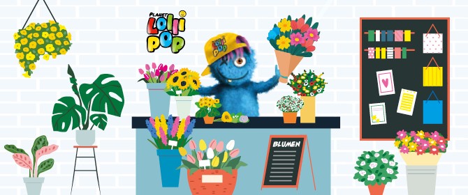 Illustration eines bunten Blumenladens mit einem blauen, pelzigen Fantasiewesen mit gelber „Planet Lollipop“-Kappe hinter der Verkaufstheke. Das Wesen hält einen Strauß bunter Blumen in die Luft. Rundherum stehen Blumentöpfe mit verschiedenen Pflanzen und Sträußen. An der Wand hängen eine Tafel mit Karten und Geschenktüten sowie das bunte Logo von „Planet Lollipop“.