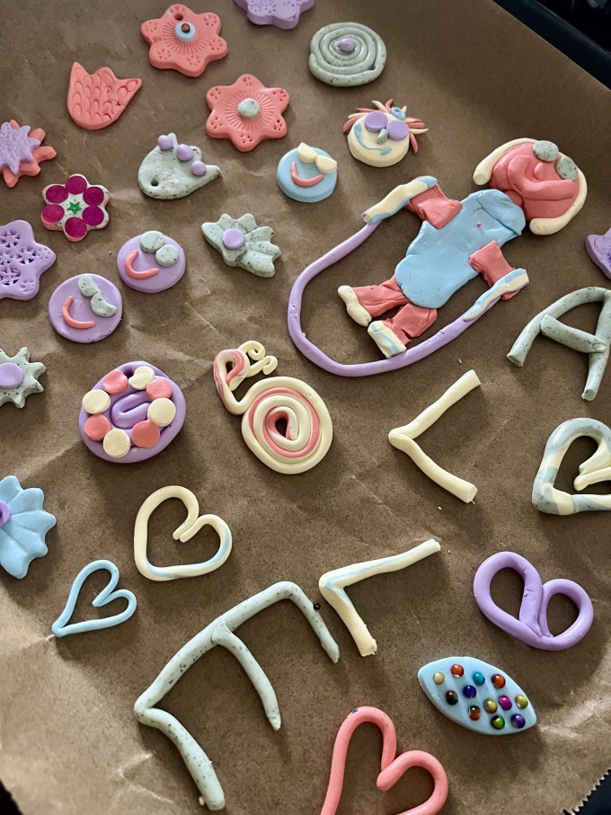 Selbstgemachte Kekse auf einem mit Backpapier belegtem Blech