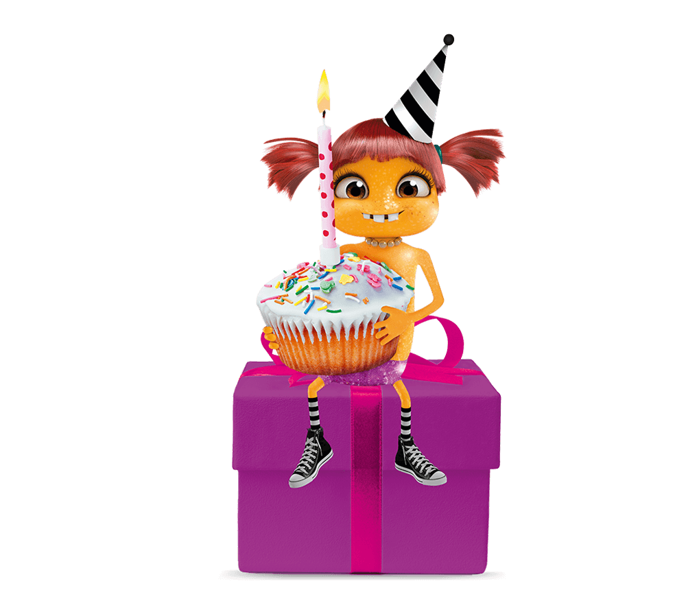 Lola sitzt auf einem Geschenk-Paket und hält Riesencupcake mit Geburtstagskerze am Schoß