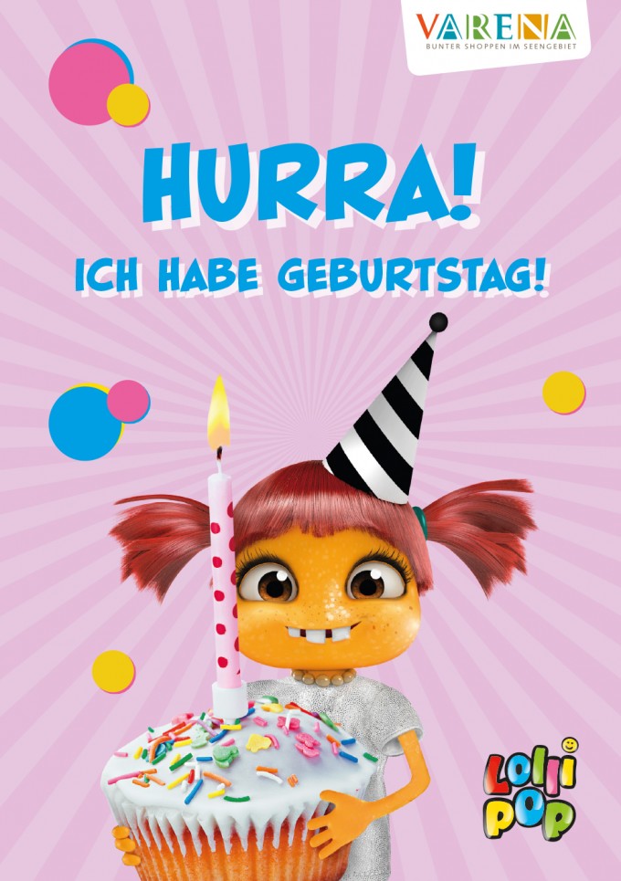 Rosa Einladungskarte mit Lola, in den Händen einen Riesencupcake mit Geburtstagskerze, und dem Schriftzug 