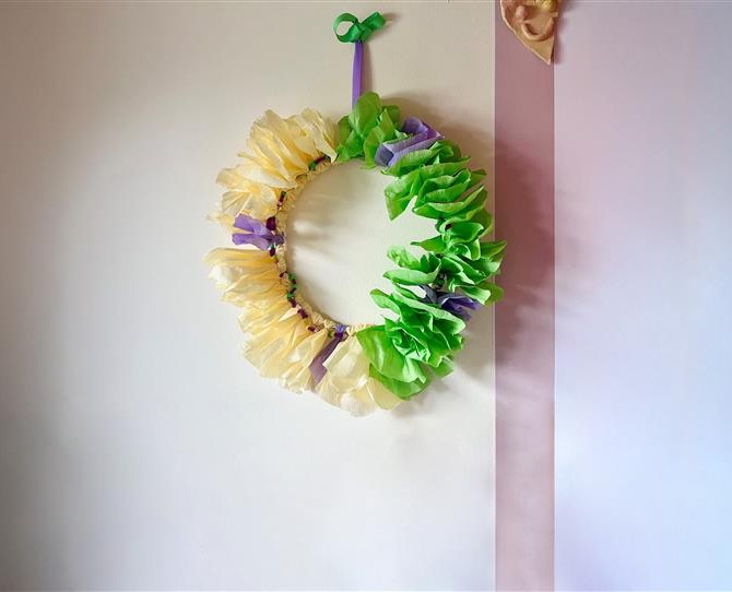 Ein Blumenkranz aus Krepppapier – für immer und ewig