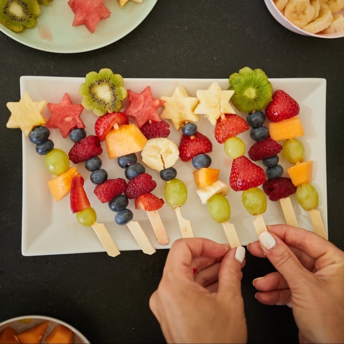 Sommersnack: Bunte Obst-Spieße