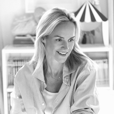 Schwarz weiß Bild von einer jungen Dame, mit Jacke.