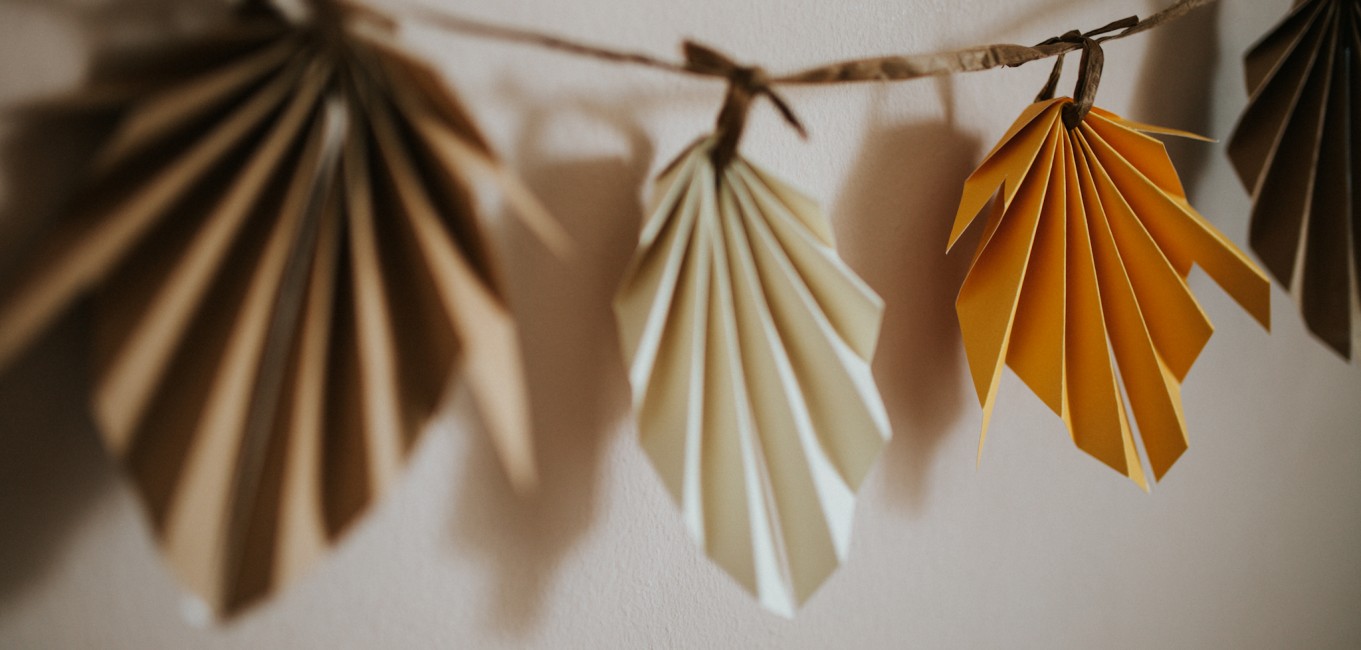 Schnur mit bunten gefalteten Papier.
