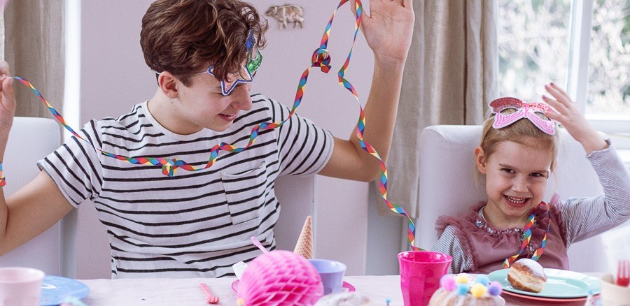 Zwei Kinder feiern eine Party.