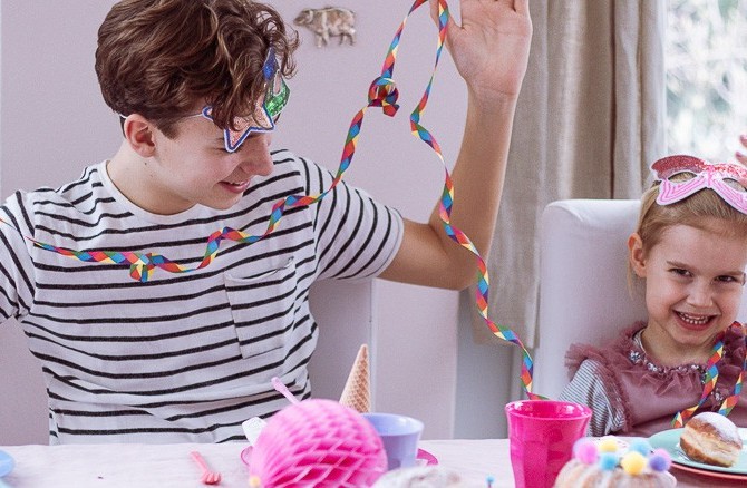 Zwei Kinder feiern eine Party.